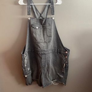 Size 4 x No Boundaries short overalls.